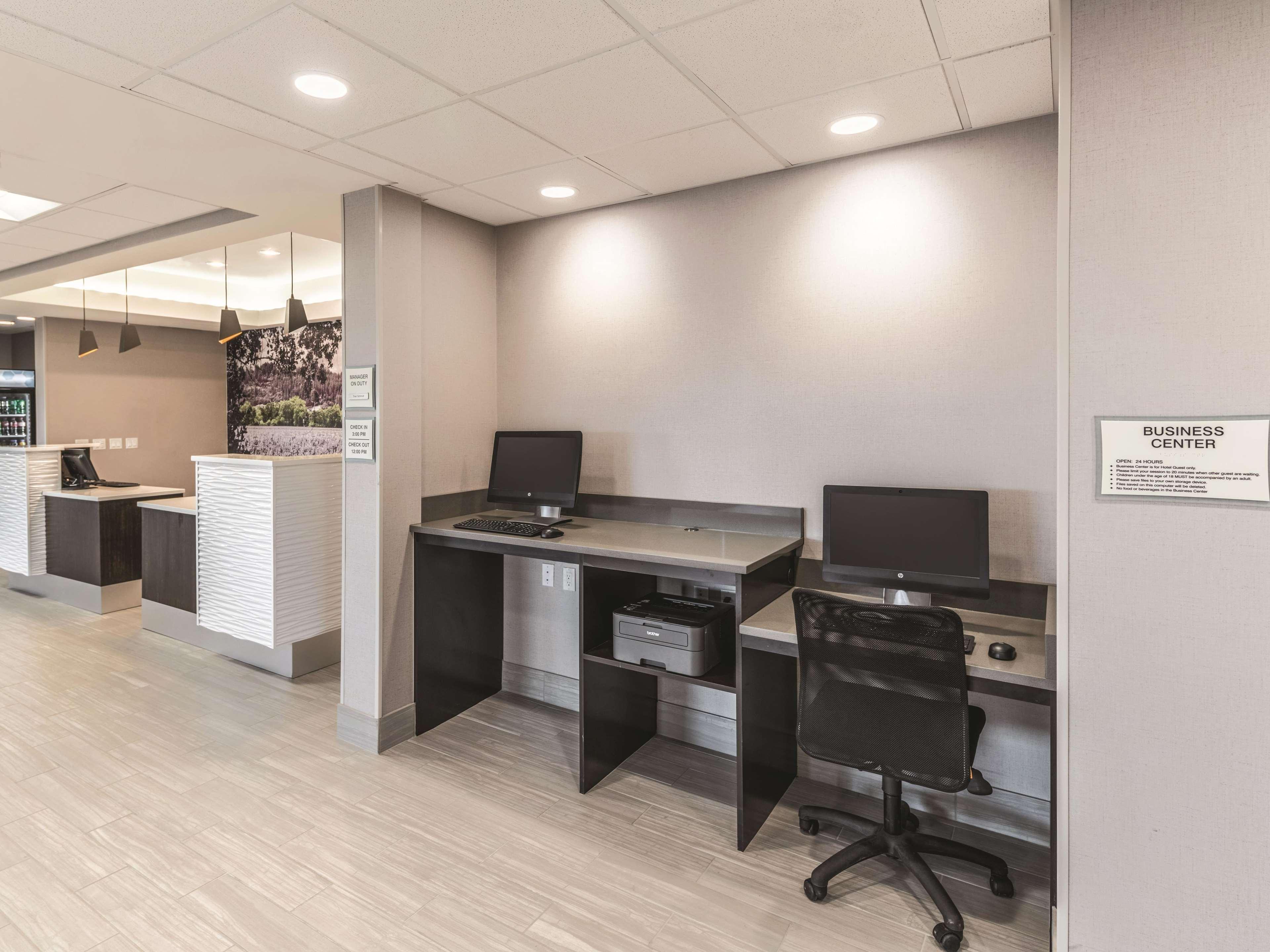 La Quinta Inn & Suites By Wyndham Уала Уала Екстериор снимка
