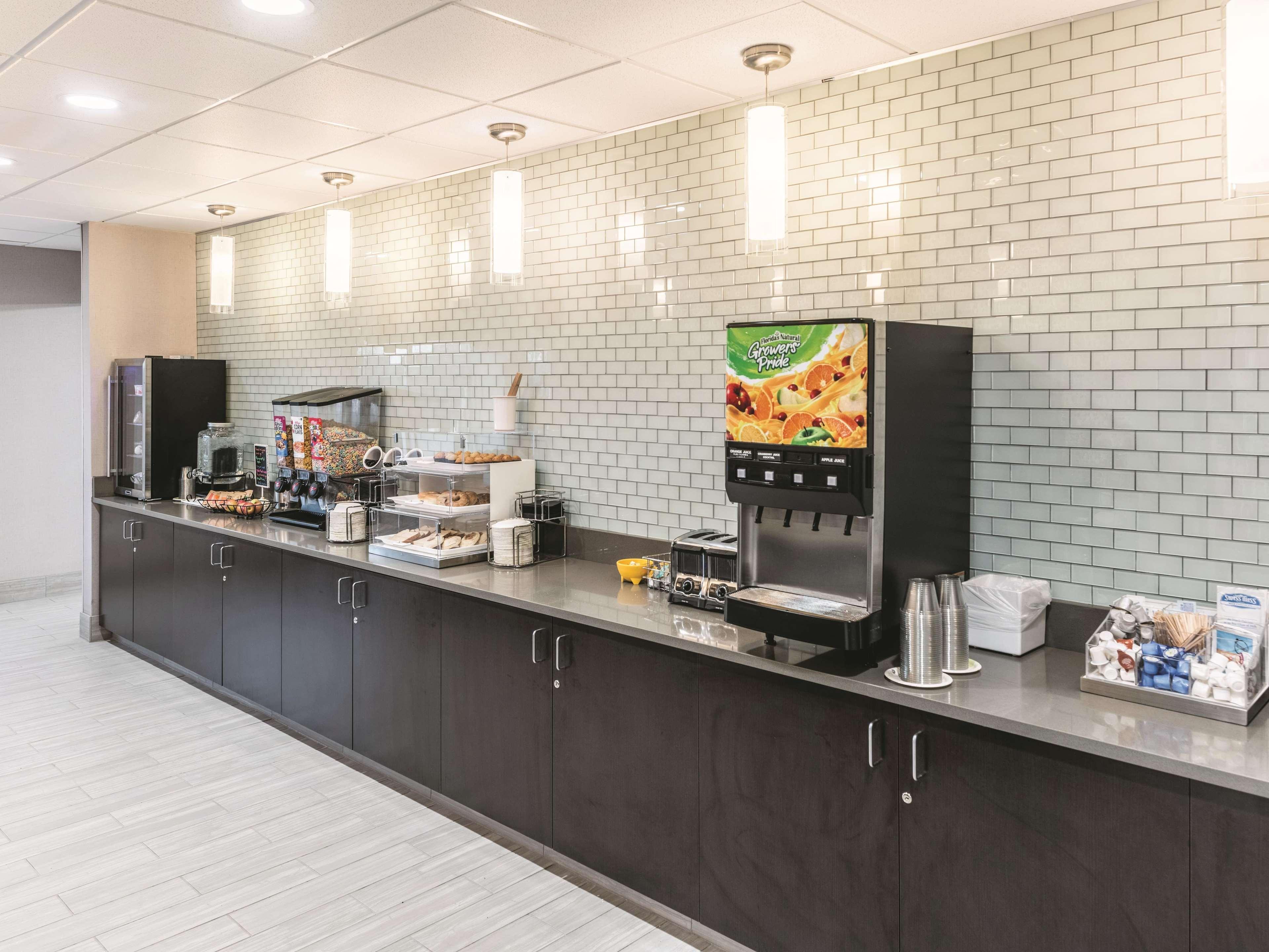 La Quinta Inn & Suites By Wyndham Уала Уала Екстериор снимка